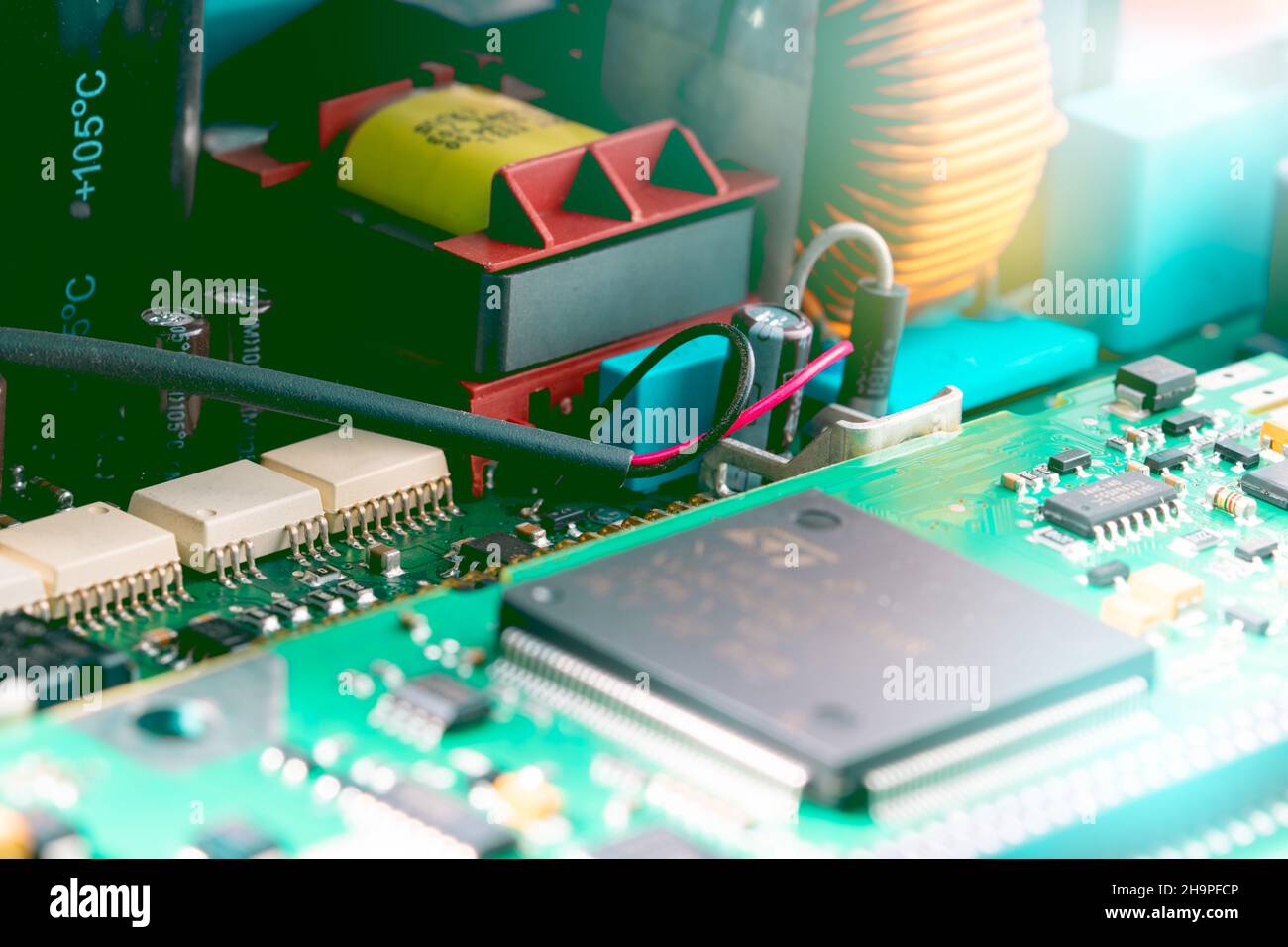 Elektronikplatine. Halbleiter-Motherboard-Technologie. Hauptplatine des Computers. Integrierter Halbleiter-Mikrochip auf Grün Stockfoto