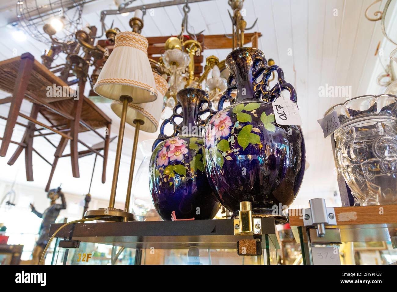 Antike Vasen und Möbel in einem Second Hand Store (Hampton Court Emporium, East Molesey, UK) Stockfoto