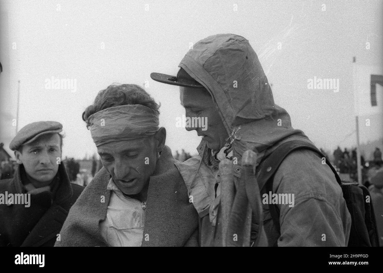 Zakopane, 1949-02-24. W Miêdzynarodowych Zawodach Narciarskich o Puchar Tatr wziê³o udzia³ przesz³o 250 zawodników i zawodniczek reprezentuj¹cych szeœæ pañstw: Czechos³owacjê, Wêgry, Rumuniê, Bu³gariê, Finlandiê i Polskê. Bieg rozstawny 4x10 km (bieg sztafetowy), w którym zwyciê¿y³a dru¿yna Finlandii. NZ. m.in. polski zawodnik Stanis³aw Bukowski (C). uu PAP Zakopane, 24. Februar 1949. Der internationale Skiwettbewerb Tatra Mountain Cup brachte über 250 Teilnehmer aus 6 Ländern zusammen: Der Tschechoslowakei, Ungarn, Rumänien, Bulgarien, Finnland und Polen. Das 4x10 km lange Staffellauf, gewonnen von FI Stockfoto