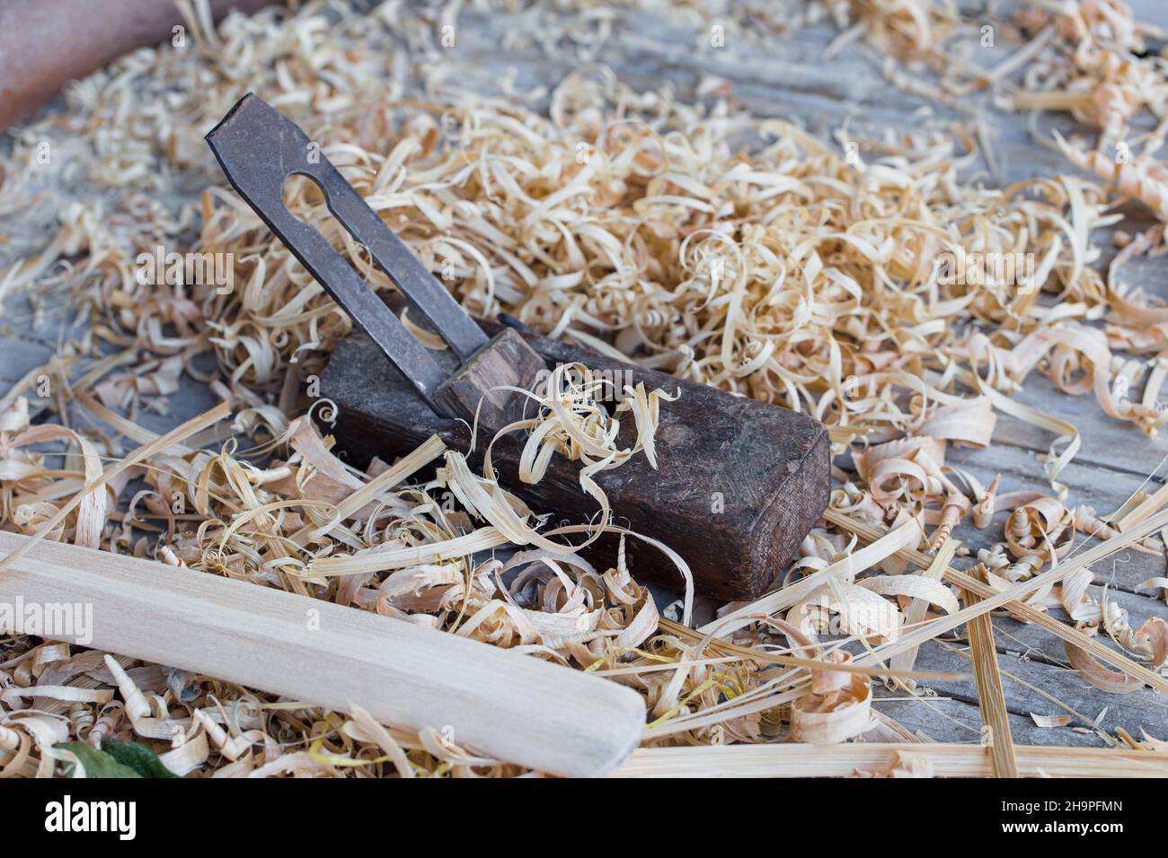 Tischlerflugzeug oder Hobel manuell traditionelles Werkzeug für Thai Holzarbeiter. Stockfoto