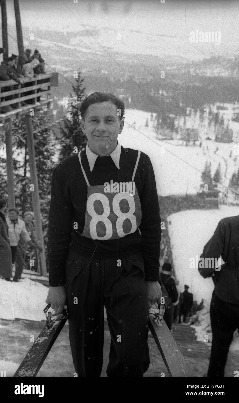 Zakopane, 1949-02-25. OD 23 lutego do 3 marca odbywa³y siê Miêdzynarodowe Zawody Narciarskie o Puchar Tatr. Zgromadzi³y one kilkudziesiêciu sportowców z Polski, Bu³garii, Czechos³owacji, Finlandii, Rumunii i Wêgier. Drugiego dnia zawodów odby³ siê konkurs skoków na Wielkiej Krokwi, zaliczanych do kombinacji norweskiej. Zwyciêzc¹ konkursu by³ Jan Kula. Nz. Antoni Wieczorek z Polski. pw PAP Zakopane, 25. Februar 1949. Vom 23. Februar bis 3. März fand der internationale Skiwettbewerb für den Pokal der Tatra statt. An dem Wettbewerb nahmen mehrere Dutzend Sportler aus Polen, BU, Teil Stockfoto