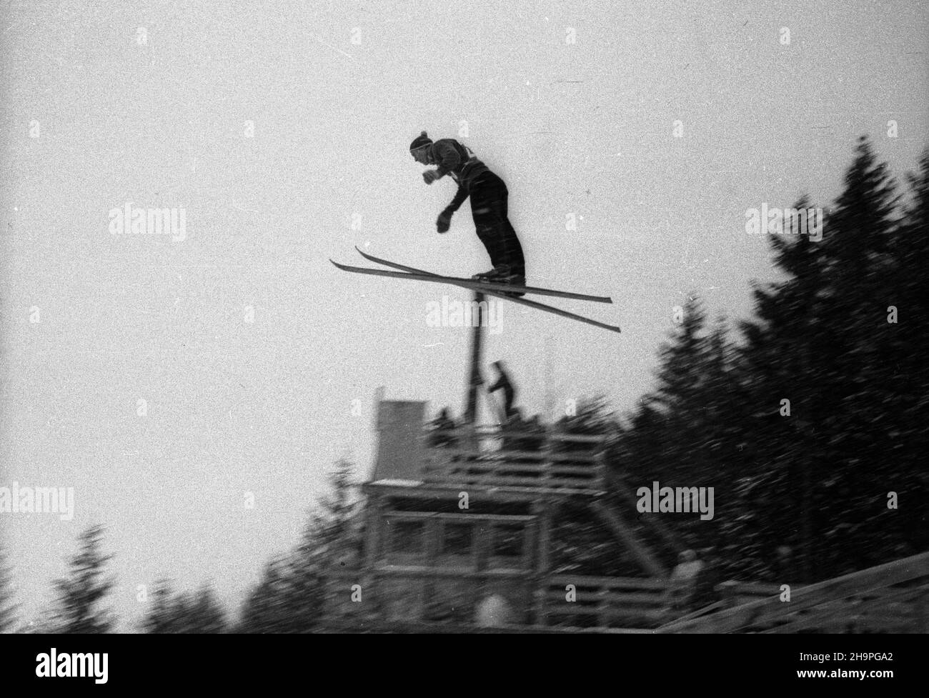 Zakopane, 1949-02-25. OD 23 lutego do 3 marca odbywa³y siê Miêdzynarodowe Zawody Narciarskie o Puchar Tatr. Zgromadzi³y one kilkudziesiêciu sportowców z Polski, Bu³garii, Czechos³owacji, Finlandii, Rumunii i Wêgier. Drugiego dnia zawodów odby³ siê konkurs skoków na Wielkiej Krokwi, zaliczanych do kombinacji norweskiej. Zwyciêzc¹ konkursu by³ Jan Kula. pw PAP Zakopane, 25. Februar 1949. Vom 23. Februar bis 3. März fand der internationale Skiwettbewerb für den Pokal der Tatra statt. An diesem Wettbewerb nahmen mehrere Dutzend Sportler aus Polen, Bulgarien, der Tschechoslowakei und Finlan Teil Stockfoto