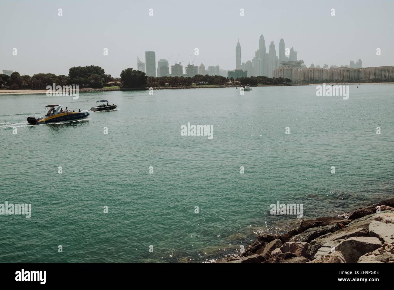 Boote im arabischen Meer und Blick auf den Yachthafen am Horizont Stockfoto