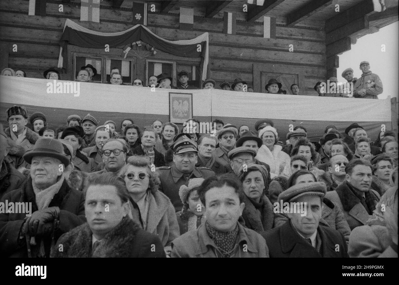 Zakopane, 1949-02-25. W Miêdzynarodowych Zawodach Narciarskich o Puchar Tatr wziê³o udzia³ przesz³o 250 zawodników i zawodniczek reprezentuj¹cych szeœæ pañstw: Czechos³owacjê, Wêgry, Rumuniê, Bu³gariê, Finlandiê i Polskê. Otwarty konkurs skoków obejrza³o na stadionie PZN (Polski Zwi¹zek Narciarski) pod Krokwi¹ dwadzieœcia tysiêcy widzów. Konkurs skoków z lo¿y honorowej obserwowali przedstawiciele najwy¿szych w³adz Polski. uu PAP Zakopane, 25. Februar 1949. Der internationale Skiwettbewerb Tatra Mountain Cup brachte über 250 Teilnehmer aus 6 Ländern zusammen: Der Tschechoslowakei und Ungarn Stockfoto