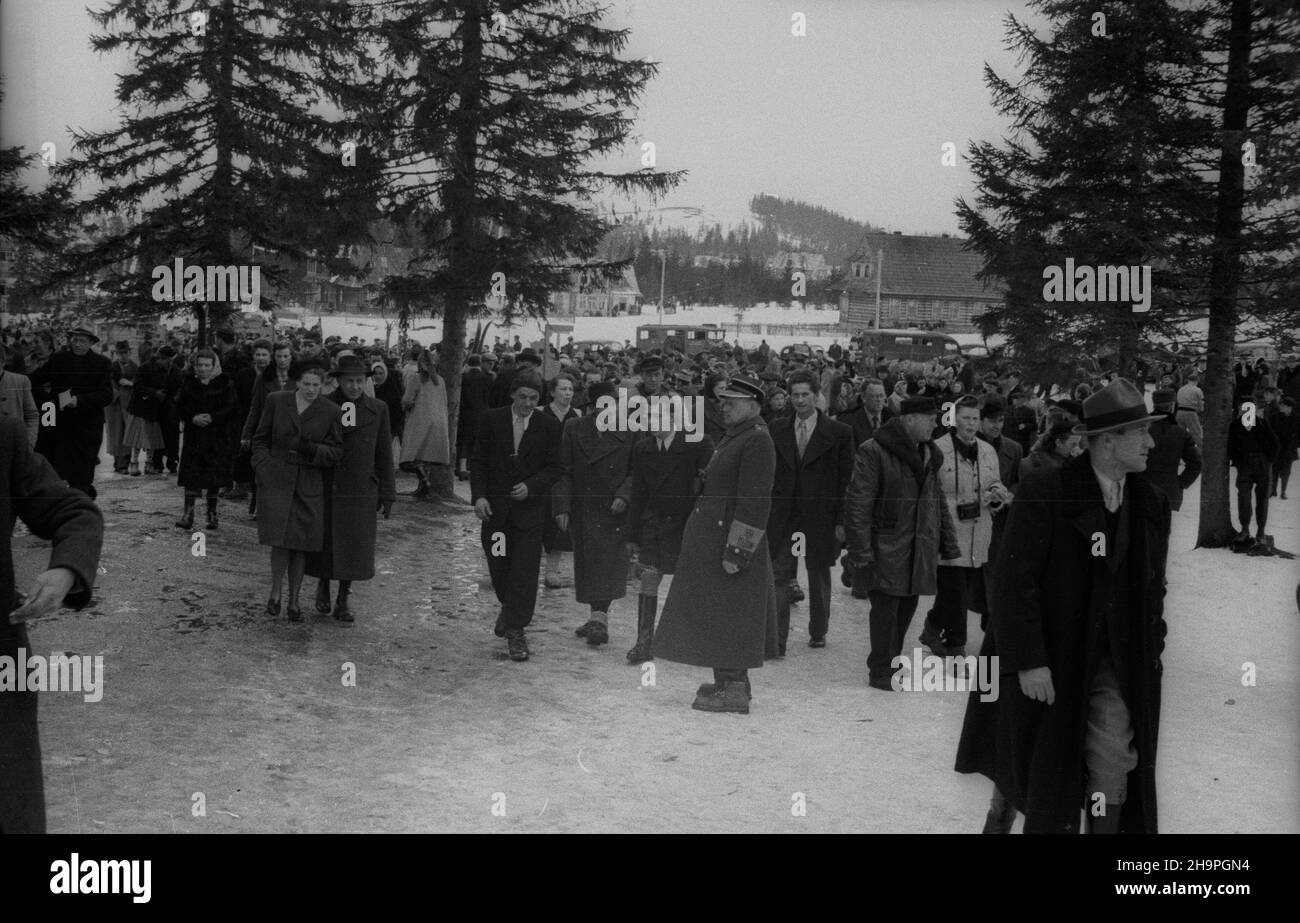 Zakopane, 1949-02-25. W Miêdzynarodowych Zawodach Narciarskich o Puchar Tatr wziê³o udzia³ przesz³o 250 zawodników i zawodniczek reprezentuj¹cych szeœæ pañstw: Czechos³owacjê, Wêgry, Rumuniê, Bu³gariê, Finlandiê i Polskê. Otwarty konkurs skoków obejrza³o na stadionie PZN (Polski Zwi¹zek Narciarski) pod Krokwi¹ dwadzieœcia tysiêcy widzów. uu PAP Zakopane, 25. Februar 1949. Der internationale Skiwettbewerb Tatra Mountain Cup brachte über 250 Teilnehmer aus 6 Ländern zusammen: Der Tschechoslowakei, Ungarn, Rumänien, Bulgarien, Finnland und Polen. Eine Schanze wurde von 20.000 Personen beobachtet Stockfoto