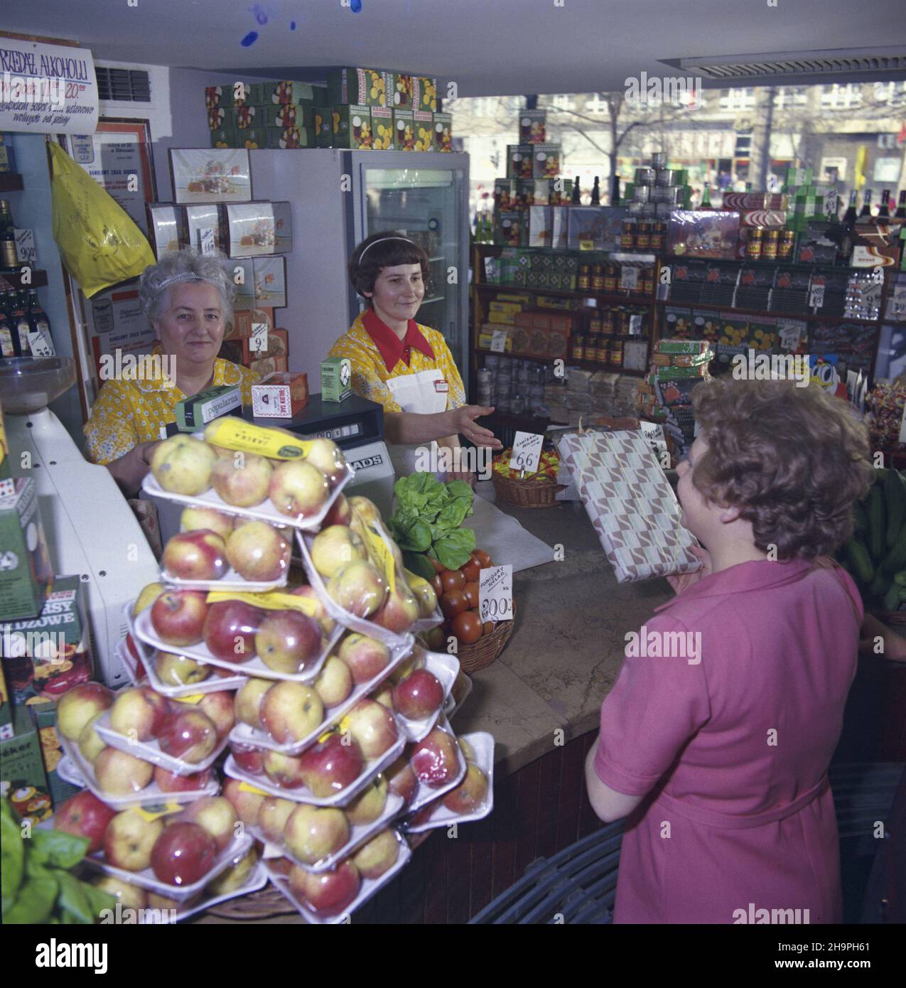 Warszawa 05,1980. Delikatesy Trojka przy ul. Marsza³kowskiej. NZ. wnêtrze sklepu. mw PAP/Grzegorz Rogiñski Dok³adny dzieñ wydarzenia nieustalony. Warschau, Mai 1980. Das Trika Delicatessen in der Marszalkowska Straße. mw PAP/Grzegorz Roginski Veranstaltungstag unbekannt Stockfoto