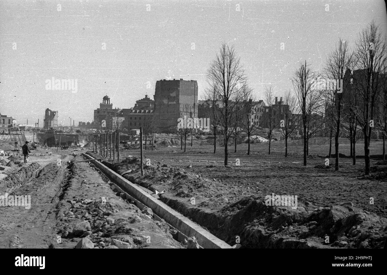 Warszawa, 1949-03. Budowa Trasy W-Z – ci¹gu komunikacyjnego Wschód-Zachód. NZ. Budowa jezdni ulicy Nowy Przejazd - uk³adanie krawê¿ników; w g³êbi (C) gmach odbudowywanego Pa³acu Biskupów Krakowskich, koœció³ pw. œw. Anny wraz z dzwonnic¹ oraz ruiny kamienicy przy ulicy Senatorskiej 3. mta PAP/Jerzy Baranowski Dok³adny dzieñ wydarzenia nieustalony. Warschau, März 1949. Der Bau der W-Z-Route (Ost-West-Kommunikationsleitung). Im Bild: Der Bau der Straße Kapucynska; im Hintergrund das Gebäude des Krakauer Bischofspalastes (im Umbau - Zentrum), St. Stockfoto