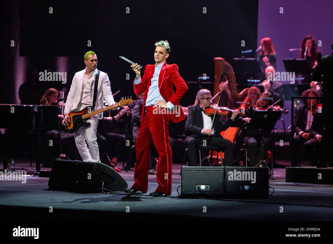 Mailand Italien. 07. Dezember 2021. Die italienische Singer-Songwriterin ACHILLE LAURO spielt live auf der Bühne des Teatro degli Arcimboldi mit dem Orchestra della Magna Grecia während der One Night Show. Stockfoto