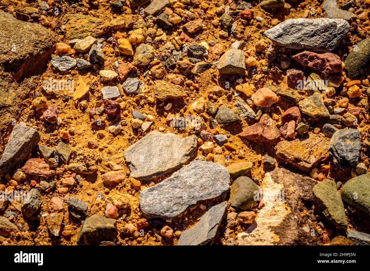 Felsen auf dem Boden in der Wüste nördlich von Phoenix, Arizona. Stockfoto