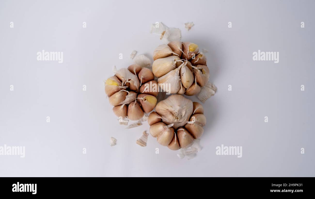 Ein Foto von Knoblauch, das aussieht, als wäre er auf einem weißen Hintergrund platziert worden. Knoblauch ist ein stechendes Mitglied der Gattung Allium. Stockfoto