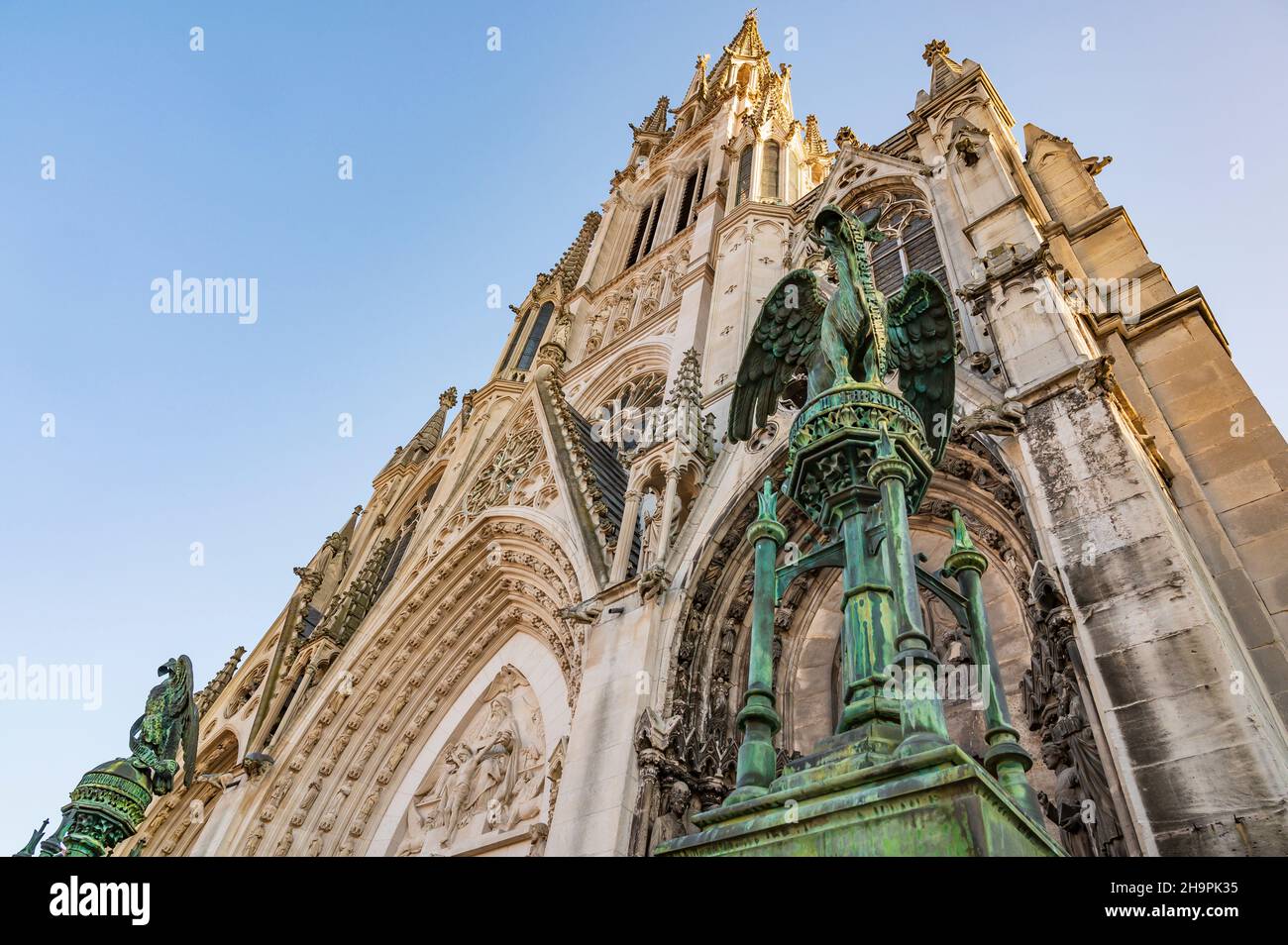 Die Skulptur „Taureau de Luc“ am Eingang der Basilique Saint-Epvre, Nancy Stockfoto