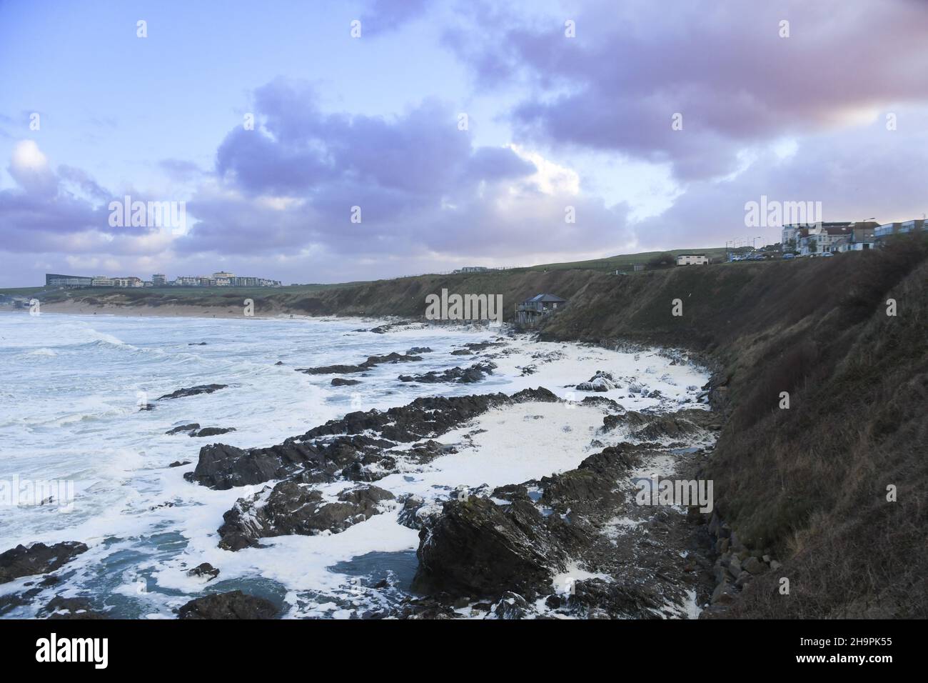 Newquay, Cornwall, Großbritannien. Wetter in Großbritannien. „Sea Snow“ / Meeresschaum, der weite Bereiche der Küste bei Newquay bedeckt, nachdem der Sturm Barra die Wellen im starken Wind aufgeschlämmt hat. Kredit Simon Maycock / Alamy Live Nachrichten. Stockfoto