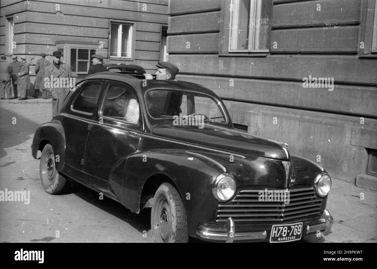 Warszawa, 1949-03. Samochód marki Peugeot 203, produkcji francuskiej. msa  PAP Warschau, März 1949. In Frankreich gefertigtes Peugeot 203-Auto. msa  PAP Stockfotografie - Alamy