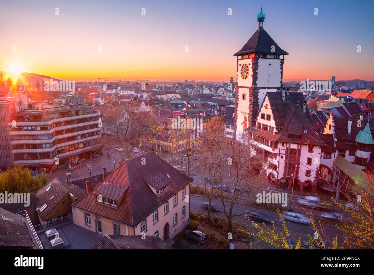 Freiburg im Breisgau, Deutschland. Luftbild von Freiburg im Breisgau, Deutschland mit Schwäbischem Tor bei Herbstuntergang. Stockfoto
