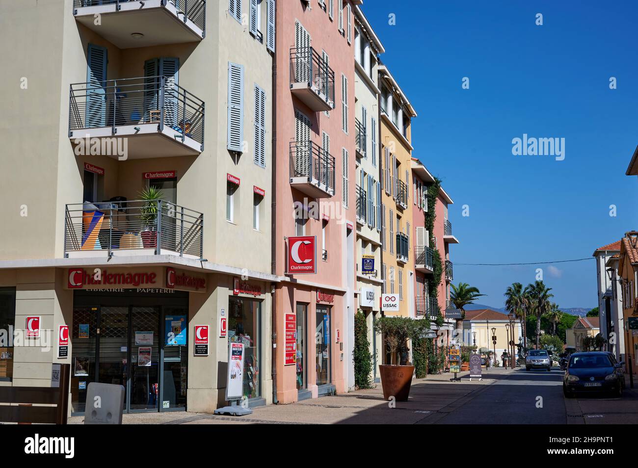 Frejus (Südostfrankreich): „rue Jean Jaures“, Einkaufsstraße im Stadtzentrum Stockfoto