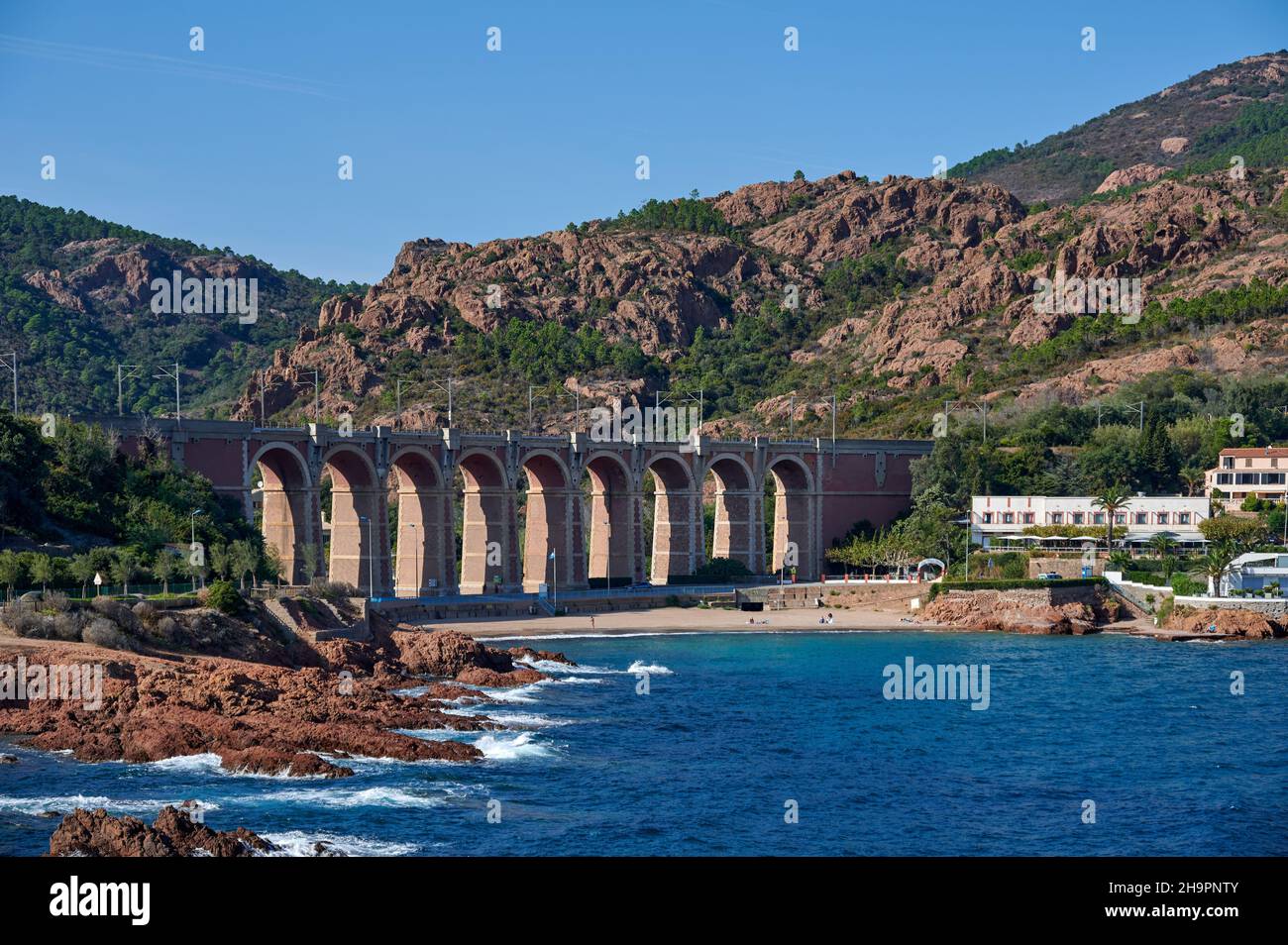 Saint-Raphael (Südostfrankreich): Überblick über das Viadukt von Antheor und die Landschaft, mit der Küste und dem Esterel-Massiv Stockfoto