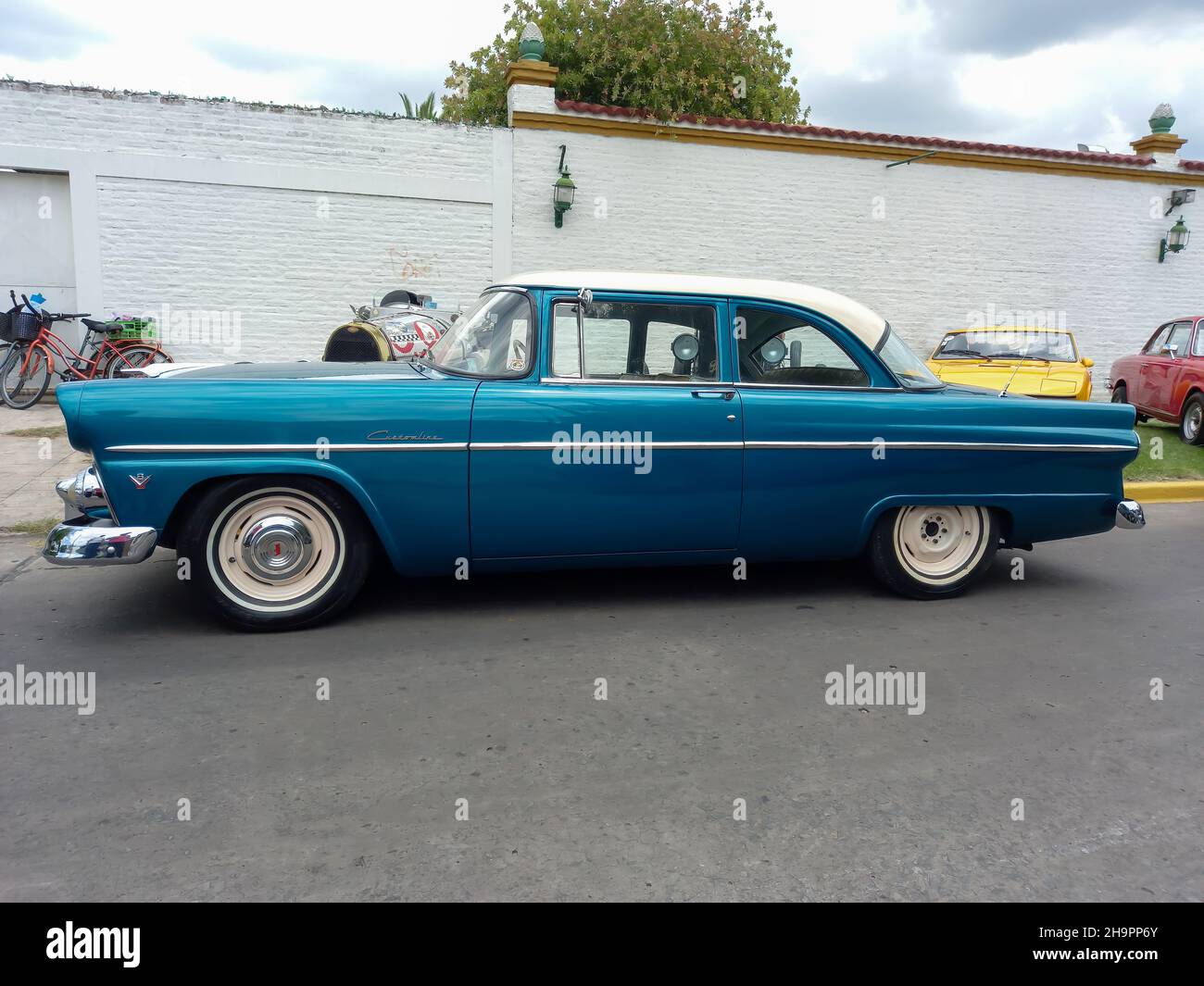 LOMAS DE ZAMORA - BUENOS AIRES, ARGENTINIEN - 05. Dez 2021: Zweitürige Limousine des Ford Customline V8 in Vintage-Blau 1955-1956. Seitenansicht. CADEAA 2021 Oldtimer Stockfoto