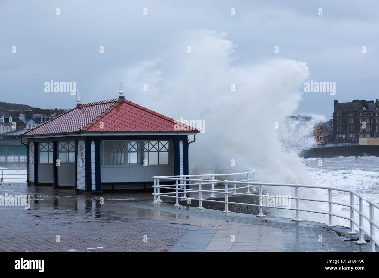 Aberystwyth, Ceredigion, Wales, Großbritannien. 08th Dezember 2021 UK Wetter: Starke Winde aus dem Sturm Barra und Küstenwellen schlagen heute Morgen die Promenade entlang der Westküste von Aberystwyth weiter. © Ian Jones/Alamy Live News Stockfoto