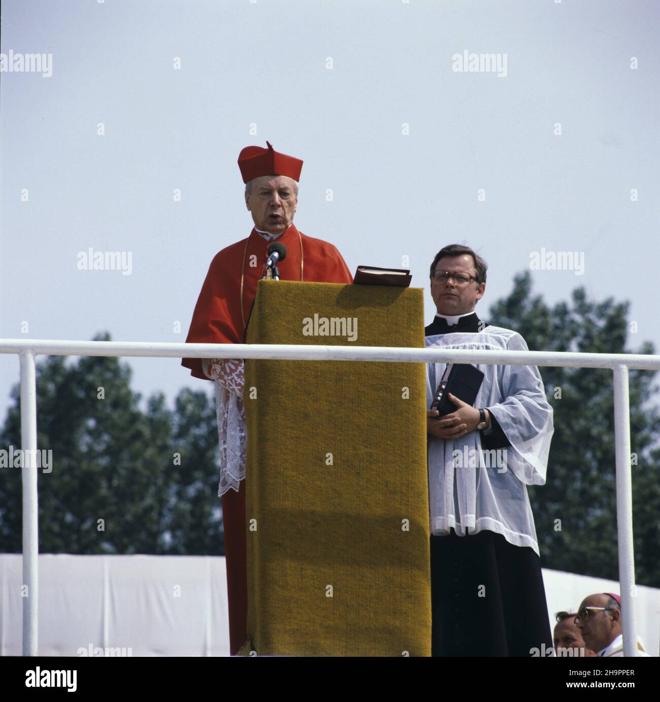 Kraków 10.06.1979. Pierwsza pielgrzymka Papier¿a Jana Paw³a II do Polski (2-10.06.1979 r. Msza œwiêta sprawowana przez Ojca Œwiêtego na krakowskich B³oniach. NZ. przemówienie powitalne prymasa Polski kardyna³a Stefana Wyszyñskiego (C), z prawej osobisty sekretarz kardyna³a Wyszyñskiego ksi¹dz Bronis³aw Piasecki. mta PAP/Andrzej Kossobudzki Or³owski Krakau, 10. Juni 1979. Die erste Pilgerfahrt von Papst Johannes Paul II. Nach Polen, 2-10. Juni 1979. Die heilige Messe, die der Heilige Vater in den Krakauer Wiesen dargebracht hat. Im Bild: Die Grußrede des polnischen Primas Kardinal Stefan Wyszynski (Mitte), aus Stockfoto