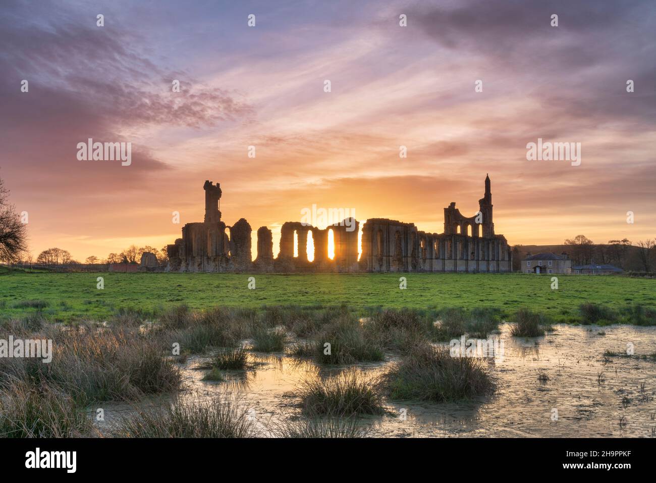 Sonnenuntergang in Byland Abbey, Ryedale, dem North Yorkshire Moors National Park, Großbritannien Stockfoto