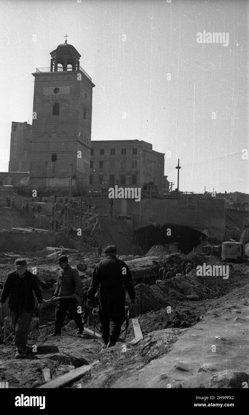 Warszawa, 1949-03. Budowa Trasy W-Z (Trasa Wschód-Zachód). NZ. prace ziemne i drogowe na wschodnim odcinku Trasy W-Z (wlot jezdni trasy do tunelu od strony ulicy Krakowskie Przedmieœcie), formowanie skarpy na wysokoœci Ruin Zamku Królewskiego; w g³êbi dzwonnica koœcio³a pw. œw. Anny przy ulicy Krakowskie Przedmieœcie. mta PAP Dok³adny dzieñ wydarzenia nieustalony. Warschau, März 1949. Der Streckenbau W-Z (Ost-West). Im Bild: Erdarbeiten und Straßenbau auf der Ostseite der W-Z-Strecke (der Eingang zum Tunnel von Krakowskie Przedmiescie); das Ufergebäude Stockfoto