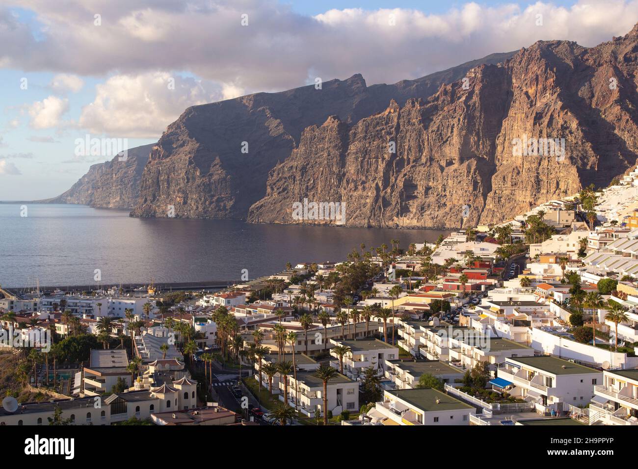 Los Gigantes, der Blick auf die berühmten Klippen, Teneriffa, Kanarische Inseln, Spanien. Stockfoto