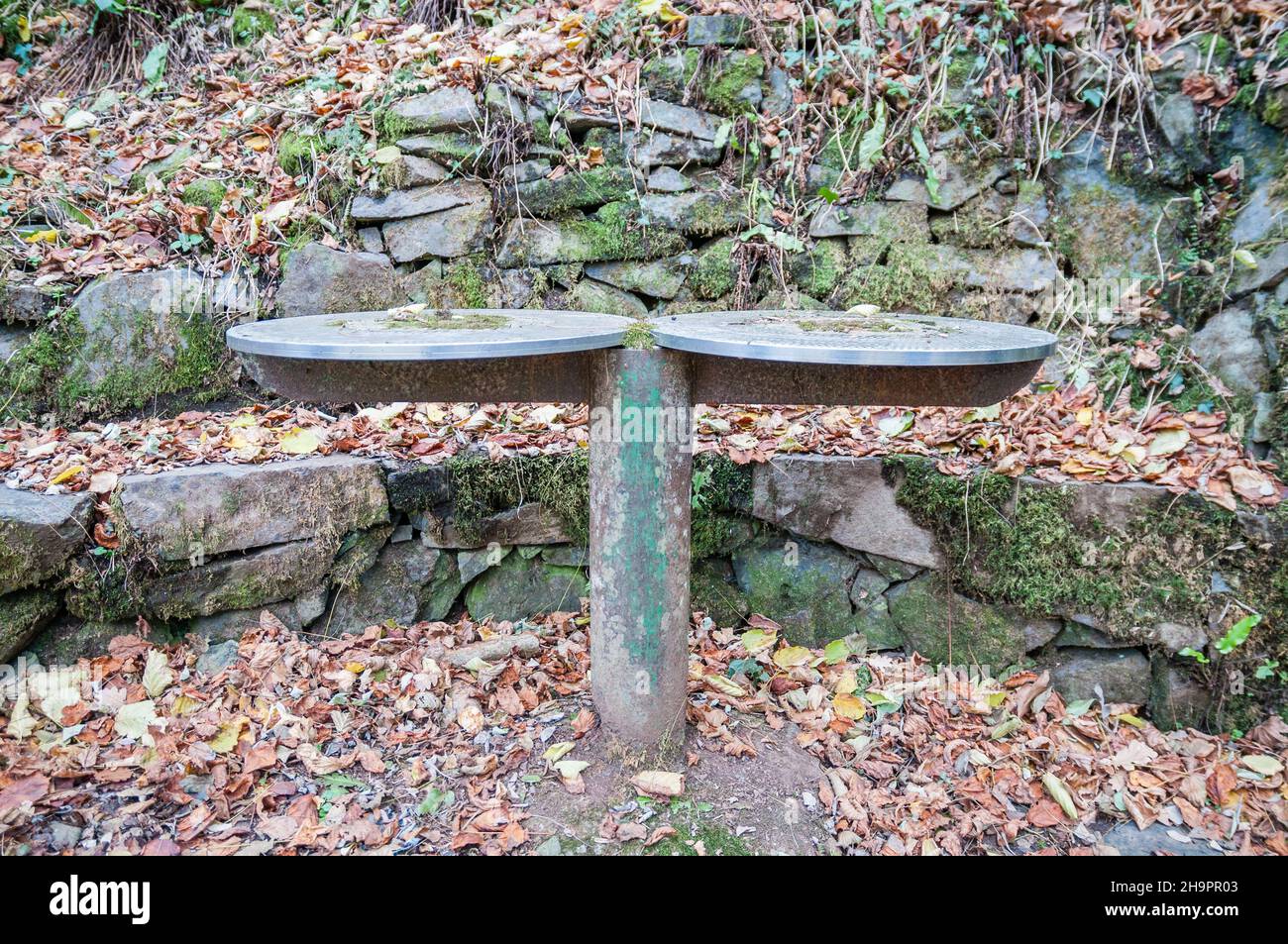 Picknicktisch aus Metall, Sant Joan les Fonts, Garrotxa, Katalonien, Spanien Stockfoto