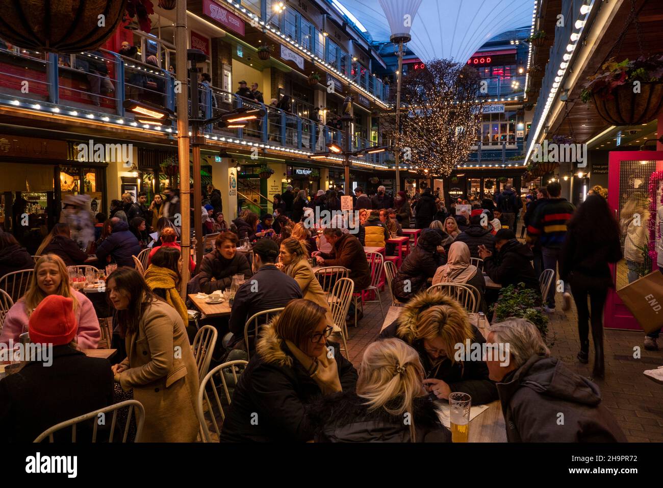 Großbritannien, England, London, Carnaby Street, Kingly Food Court zu Weihnachten Stockfoto