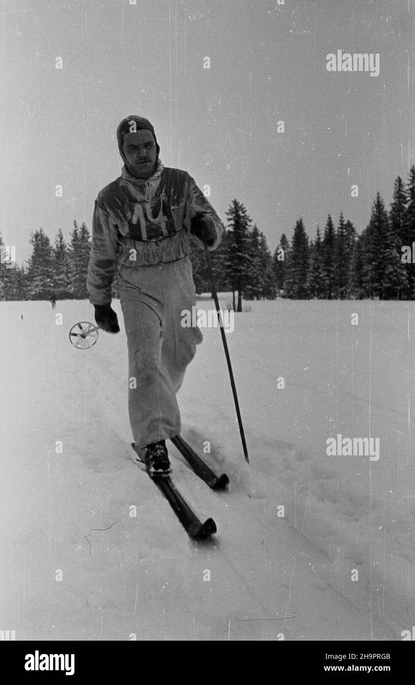 Zakopane, 1949-03. Miêdzynarodowe Zawody Narciarskie o Memoria³ Bronis³awa Czecha i Heleny Marusarzówny. NZ. Zawodnik na trasie biegu d³ugodystansowego. Dok³adny dzieñ wydarzenia nieustalony. bk PAP Zakopane, März 1949. Bronislaw Czech und Helena Marusarzowna Memorial International Skiing Competition. Im Bild: Langstrecken-Rennen der Männer. bk PAP Stockfoto