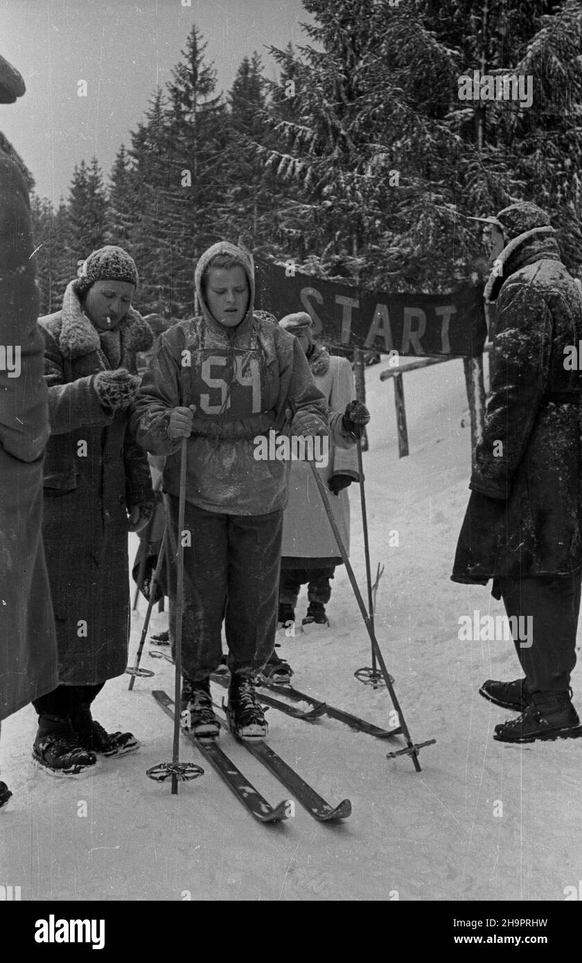 Zakopane, 1949-03. Miêdzynarodowe Zawody Narciarskie o Memoria³ Bronis³awa Czecha i Heleny Marusarzówny. NZ. Zawodniczka na starcie biegu d³ugodystansowego. Dok³adny dzieñ wydarzenia nieustalony. bk PAP Zakopane, März 1949. Bronislaw Czech und Helena Marusarzowna Memorial International Skiing Competition. Im Bild: Ein Teilnehmer am Start eines Langstreckenrennens. bk PAP Stockfoto