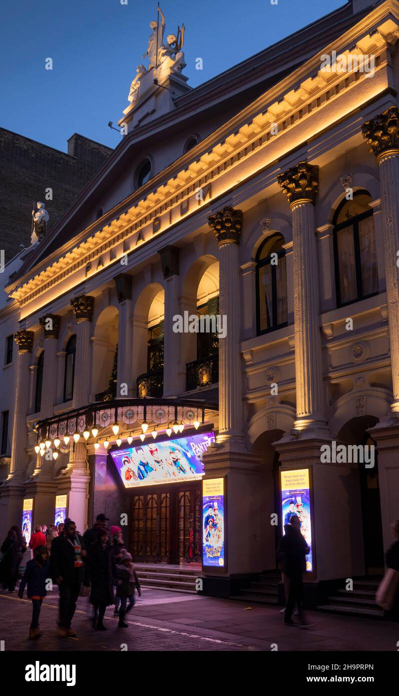Großbritannien, England, London, Argyll Street, London Eingang zum Palladium-Theater bei Nacht Stockfoto