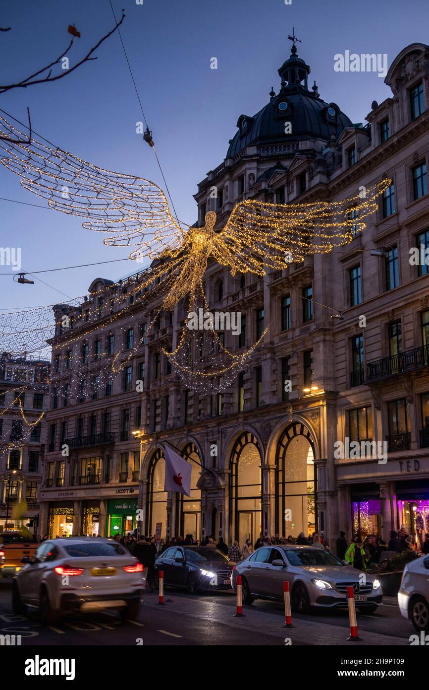 Großbritannien, England, London, Regent Street, Weihnachtsbeleuchtung im Apple Store Stockfoto