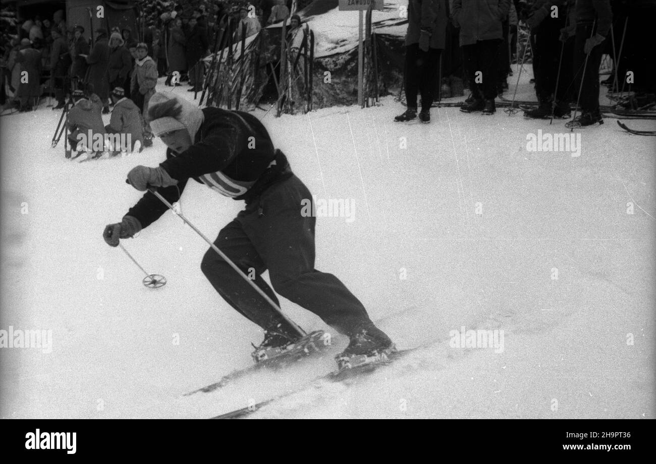 Zakopane, 1949-03-02. W Miêdzynarodowych Zawodach Narciarskich o Puchar Tatr wziê³o udzia³ przesz³o 250 zawodników i zawodniczek reprezentuj¹cych szeœæ pañstw: Czechos³owacjê, Wêgry, Rumuniê, Bu³gariê, Finlandiê i Polskê. Konkurencje alpejskie by³y utrudnione przez nag³e pogorszenie pogody, czêœæ konkurencji zosta³a powtórzona. uu PAP Zakopane, 2. März 1949. Der internationale Skiwettbewerb Tatra Mountain Cup brachte über 250 Teilnehmer aus 6 Ländern zusammen: Der Tschechoslowakei, Ungarn, Rumänien, Bulgarien, Finnland und Polen. Plötzliche Wetterverschlechterung verhinderte alpine Ereignisse, som Stockfoto