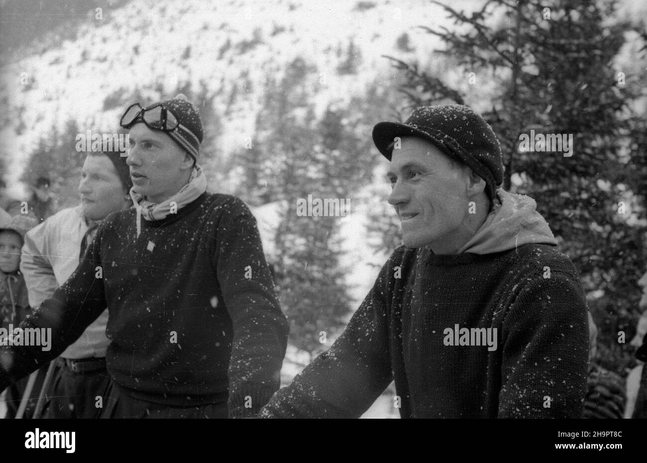 Zakopane, 1949-03-02. W Miêdzynarodowych Zawodach Narciarskich o Puchar Tatr wziê³o udzia³ przesz³o 250 zawodników i zawodniczek reprezentuj¹cych szeœæ pañstw: Czechos³owacjê, Wêgry, Rumuniê, Bu³gariê, Finlandiê i Polskê. Konkurencje alpejskie by³y utrudnione przez nag³e pogorszenie pogody, czêœæ konkurencji zosta³a powtórzona. NZ. m.in. Zawodnik polski Stefan Dziedzic (2P). uu PAP Zakopane, 2. März 1949. Der internationale Skiwettbewerb Tatra Mountain Cup brachte über 250 Teilnehmer aus 6 Ländern zusammen: Der Tschechoslowakei, Ungarn, Rumänien, Bulgarien, Finnland und Polen. Plötzlich Stockfoto