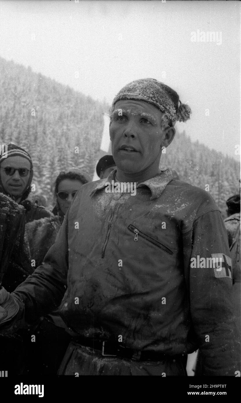 Zakopane, 1949-03-03. Miêdzynarodowe Zawody Narciarskie o Puchar Tatr (23 II-3 III). Meta biegu na 30 km na stadionie pod Krokwi¹. NZ. Reprezentant Finlandii Eero Salonen, zdobywca III miejsca. ka PAP Zakopane, 3. März 1949. Die Internationale Skitourenfahrt für den Tatra Mountains Cup (23. Februar - 3. März). Die Ziellinie der 30 Kilometer langen Cross Country im Sportstadion unter Krokiew. Im Bild: Der Finnische Eero Salonen, der 2nd kam, gibt ein Interview. ka PAP Stockfoto