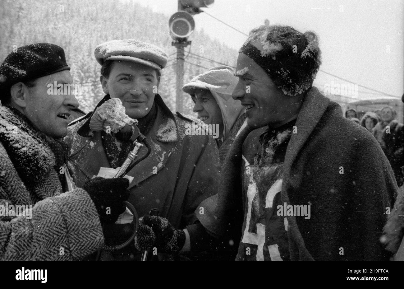 Zakopane, 1949-03-03. Miêdzynarodowe Zawody Narciarskie o Puchar Tatr (23 II-3 III). Meta biegu na 30 km na stadionie pod Krokwi¹. NZ. zwyciêzca turnieju Jaroslav Cardal z Czechos³owacji udziela wywiadu sprawozdawcy i dziennikarzowi sportowemu Witoldowi Dobrowolskiemu (L). ka PAP Zakopane, 3. März 1949. Die Internationale Skitourenfahrt für den Tatra Mountains Cup (23. Februar - 3. März). Die Ziellinie der 30 Kilometer langen Cross Country im Sportstadion unter Krokiew. Im Bild: Der Sieger des Turniers Jaroslav Cardal aus der Tschechoslowakei gibt ein Interview an den Sportmeister und Stockfoto