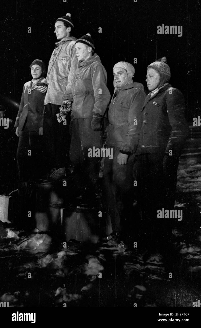 Zakopane, 1949-03-03. Miêdzynarodowe Zawody Narciarskie o Puchar Tatr (23 II-3 III). Uroczystoœæ zakoñczenia turnieju na stadionie sportowym pod Krokwi¹. NZ. Dekoracja najlepszych juniorów w skokach narciarskich. Turniej wygra³ Czechos³owak Rieger, przed Polakami Stanis³awem Wawrytk¹, Danielem Andrzejem G¹sienic¹, Janem Zaryckim i Franciszekiem G¹sienic¹-Groniem. ka PAP Zakopane, 3. März 1949. Der Internationale Skiwettbewerb Des Tatra Mountain Cup (23. Februar - 3. März). Die Abschlussfeier des Wettbewerbs im Krokiew-Stadion. Im Bild: Dekoration der besten Junioren im Skispringen Stockfoto