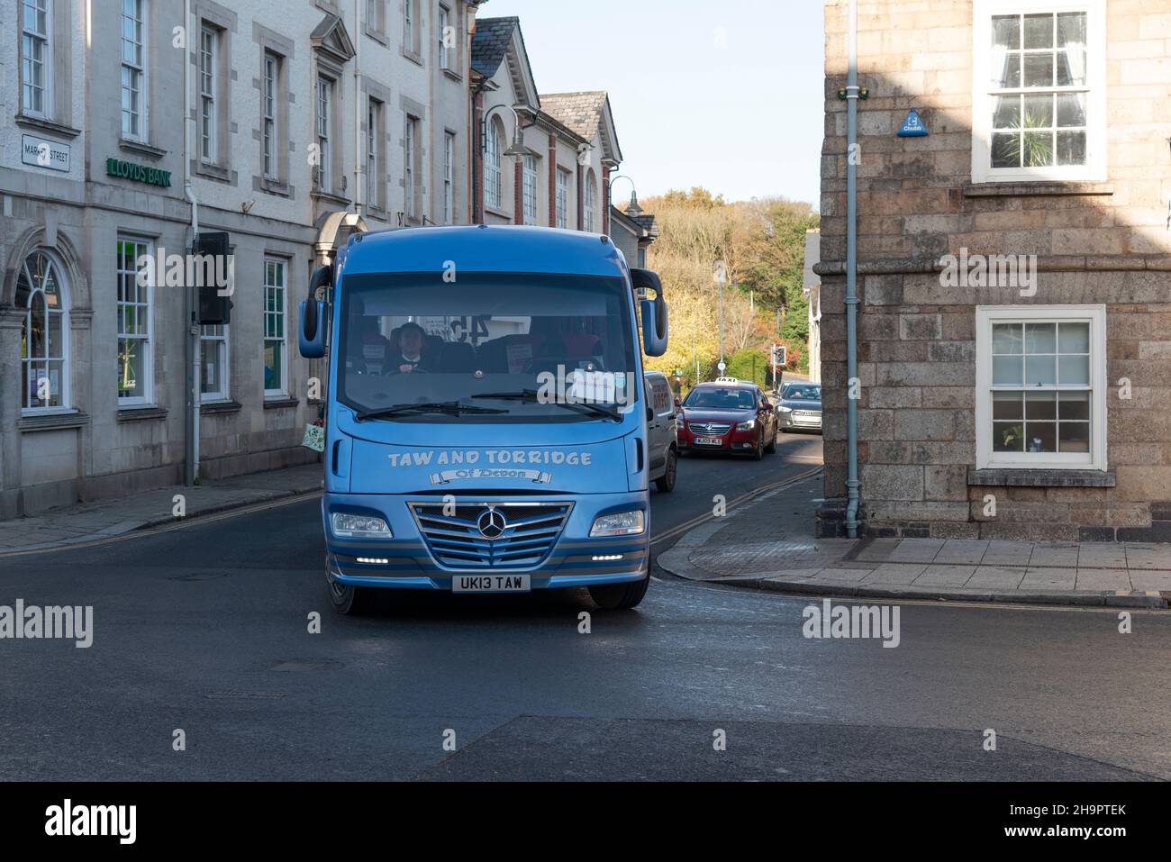 Oakhampton, Devon, England, Großbritannien. 2021. Ein blauer Bus, der auf dem Oakhampton nach Iddesleigh 648 fährt, ein einmal pro Woche Betrieb. Stockfoto