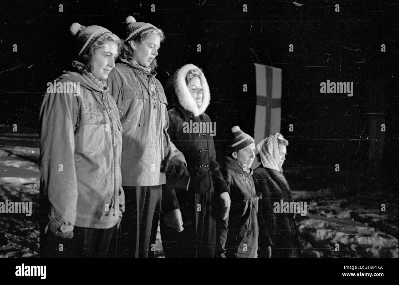 Zakopane, 1949-03-03. Miêdzynarodowe Zawody Narciarskie o Puchar Tatr (23 II-3 III). Uroczystoœæ zakoñczenia turnieju na stadionie sportowym Pod Krokwi¹. NZ. Dekoracja zawodniczek w konkurencji biegu zjazdowego. I miejsce zajê³a Bozena Moserova z Czechos³owacji, II miejsce Hilda Kollandova z Czechos³owacji , III miejsce Polka Teresa Kodelska, IV miejsce Lelkova z Czechos³owacji, V miejsce Polka Maria Kowalska. ka PAP Zakopane, 3. März 1949. Der Internationale Skiwettbewerb Des Tatra Mountain Cup (23. Februar - 3. März). Die Abschlussfeier des Wettbewerbs im Krokiew-Stadion. Bild Stockfoto