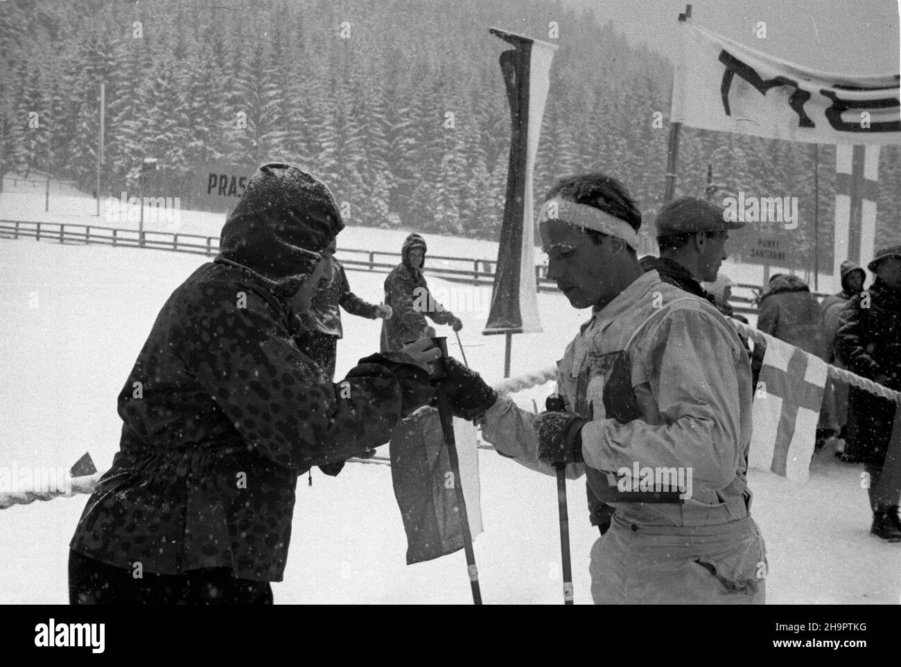 Zakopane, 1949-03-03. Miêdzynarodowe Zawody Narciarskie o Puchar Tatr (23 II-3 III). Meta biegu na 30 km na stadionie pod Krokwi¹. NZ. Reprezentant Rumunii Ion Lica. ka PAP Zakopane, 3. März 1949. Die Internationale Skitourenfahrt für den Tatra Mountains Cup (23. Februar - 3. März). Die Ziellinie der 30 Kilometer langen Cross Country im Sportstadion unter Krokiew. Im Bild: Ion Lica aus Rumänien. ka PAP Stockfoto