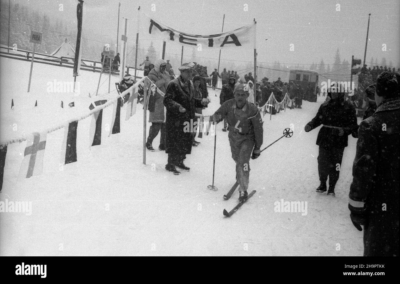 Zakopane, 1949-03-03. Miêdzynarodowe Zawody Narciarskie o Puchar Tatr (23 II-3 III). Bieg na 30 km. NZ. Reprezentant Finlandii Yrjo Suomalainen. ka PAP Zakopane, 3. März 1949. Die Internationale Skitourenfahrt für den Tatra Mountains Cup (23. Februar - 3. März). Das 30 Kilometer lange Cross Country. Im Bild: Finnlands Yrjo Suomalainen. ka PAP Stockfoto