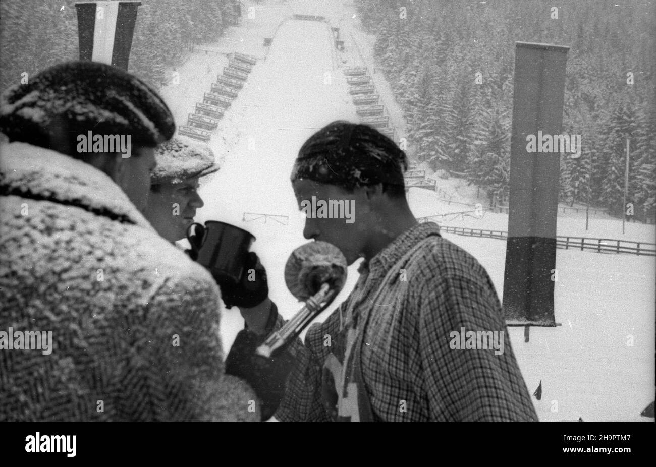 Zakopane, 1949-03-03. Miêdzynarodowe Zawody Narciarskie o Puchar Tatr (23 II-3 III). Meta biegu na 30 km na stadionie pod Krokwi¹. ka PAP Zakopane, 3. März 1949. Die Internationale Skitourenfahrt für den Tatra Mountains Cup (23. Februar - 3. März). Die Ziellinie der 30 Kilometer langen Langlaufstrecke im Sportstadion unter Krokiew. ka PAP Stockfoto