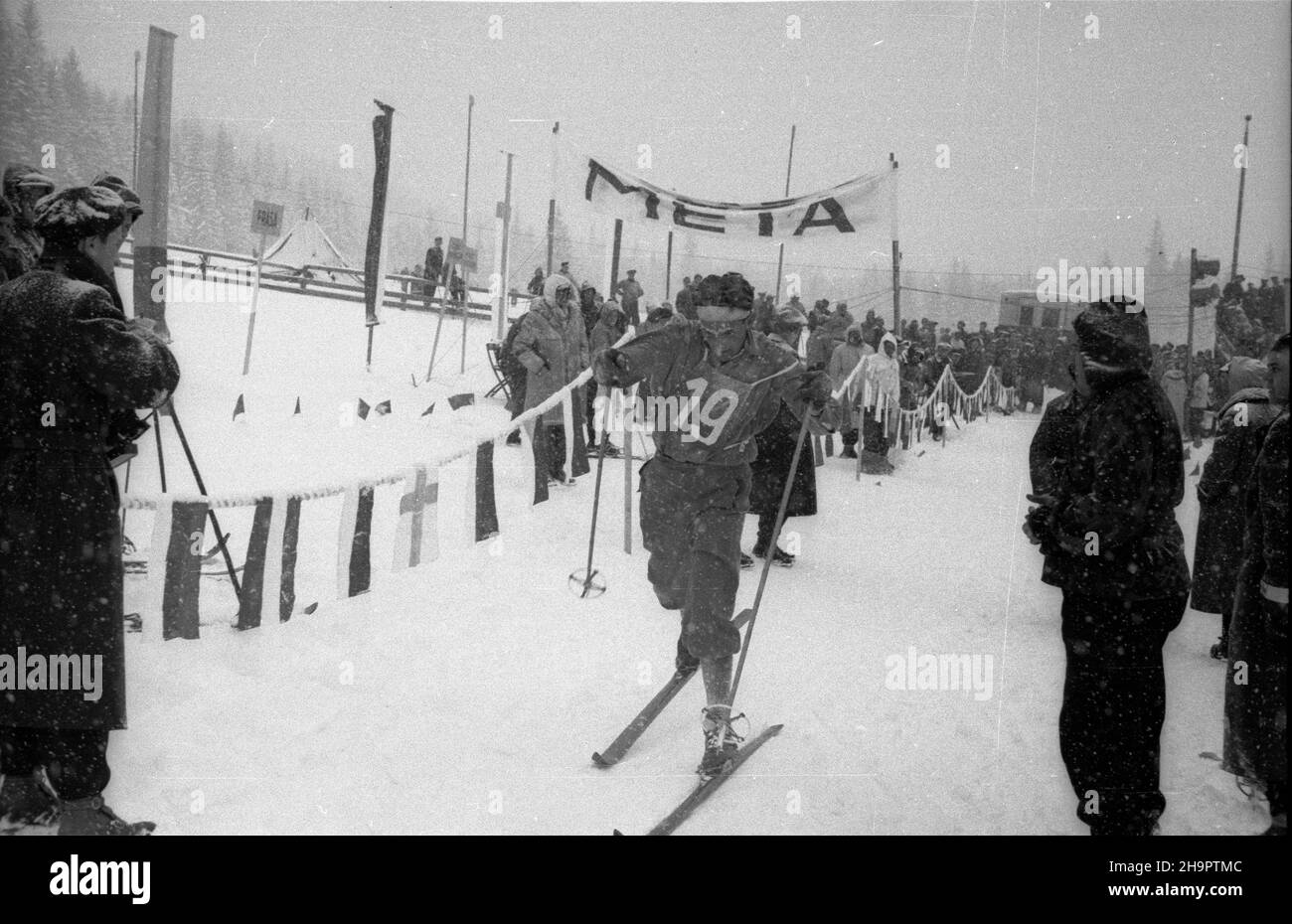 Zakopane, 1949-03-03. Miêdzynarodowe Zawody Narciarskie o Puchar Tatr (23 II-3 III). Bieg na 30 km. NZ. Reprezentant Czechos³owacji Vladimir Simunek. ka PAP Zakopane, 3. März 1949. Die Internationale Skitourenfahrt für den Tatra Mountains Cup (23. Februar - 3. März). Das 30 Kilometer lange Cross Country. Im Bild: Vladimir Simunek aus der Tschechoslowakei. ka PAP Stockfoto