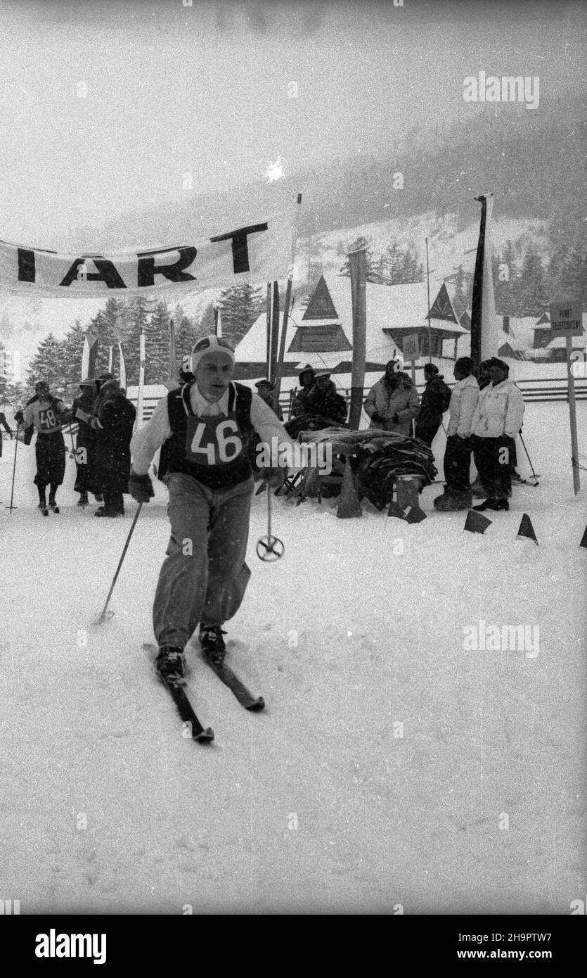 Zakopane, 1949-03-03. Miêdzynarodowe Zawody Narciarskie o Puchar Tatr (23 II-3 III). Start do biegu na 30 km na stadionie pod Krokwi¹. NZ. Reprezentant Czechos³owacji Miroslav Marousek (nr. 46). ka PAP Zakopane, 3. März 1949. Die Internationale Skitourenfahrt für den Tatra Mountains Cup (23. Februar - 3. März). Der Start zu einem 30 Kilometer langen Langlauf vom Sportstadion unter Krokiew. Im Bild: Vertreter der Tschechoslowakei Miroslav Marousek (Nr. 46). ka PAP Stockfoto