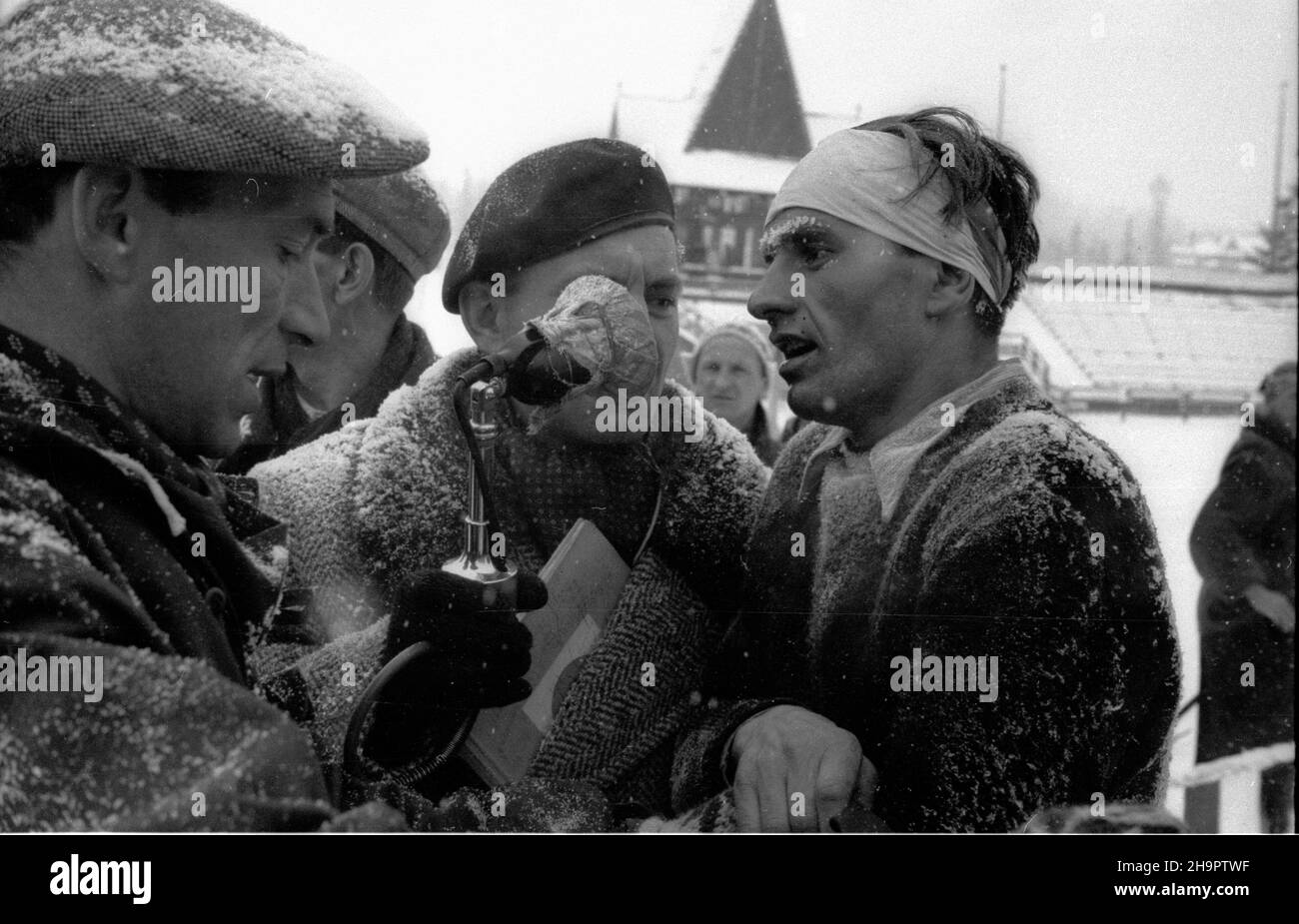 Zakopane, 1949-03-03. Miêdzynarodowe Zawody Narciarskie o Puchar Tatr (23 II-3 III). Meta biegu na 30 km na stadionie pod Krokwi¹. NZ. Reprezentant Polski Tadeusz Kwapieñ udziela wywiadu sprawozdawcy i dziennikarzowi sportowemu Witoldowi Dobrowolskiemu (C). ka PAP Zakopane, 3. März 1949. Die Internationale Skitourenfahrt für den Tatra Mountains Cup (23. Februar - 3. März). Die Ziellinie der 30 Kilometer langen Cross Country im Sportstadion unter Krokiew. Im Bild: Tadeusz Kwapieñ aus Polen gibt dem Sportlerinnen und Journalisten Witold Dobrowolski (in der Mitte) ein Interview. ka P Stockfoto