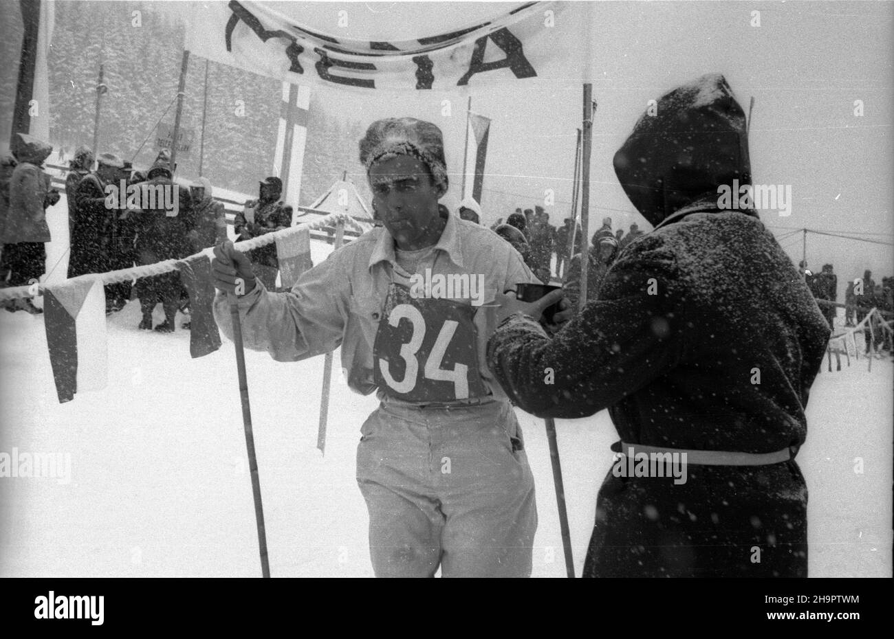 Zakopane, 1949-03-03. Miêdzynarodowe Zawody Narciarskie o Puchar Tatr (23 II-3 III). Meta biegu na 30 km na stadionie pod Krokwi¹. NZ. Reprezentant Rumunii Constantin Samoila. ka PAP Zakopane, 3. März 1949. Die Internationale Skitourenfahrt für den Tatra Mountains Cup (23. Februar - 3. März). Die Ziellinie der 30 Kilometer langen Cross Country im Sportstadion unter Krokiew. Im Bild: Rumäniens Constantin Samoila. ka PAP Stockfoto