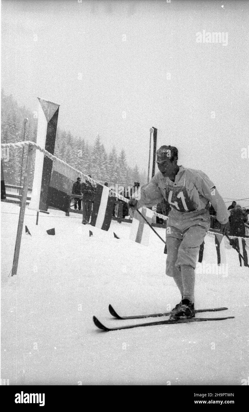 Zakopane, 1949-03-03. Miêdzynarodowe Zawody Narciarskie o Puchar Tatr (23 II-3 III). Bieg na 30 km. NZ. Reprezentant Bu³garii Ivan Staikov wbiega na metê, na stadionie pod Krokwi¹. ka PAP Zakopane, 3. März 1949. Die Internationale Skitourenfahrt für den Tatra Mountains Cup (23. Februar - 3. März). Das 30 Kilometer lange Cross Country. Im Bild: Bulgariens Ivan Staikov überquert die Ziellinie im Sportstadion unter Krokiew. ka PAP Stockfoto