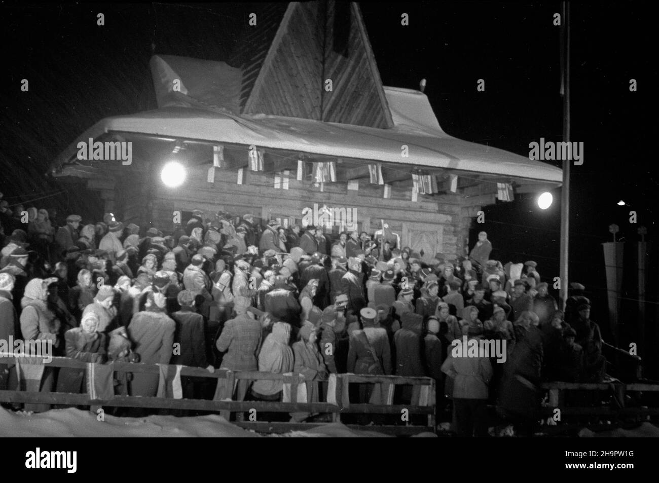 Zakopane, 1949-03-03. Miêdzynarodowe Zawody Narciarskie o Puchar Tatr (23 II-3 III). Uroczystoœæ zakoñczenia turnieju na stadionie sportowym pod Krokwi¹. ka PAP Zakopane, 3. März 1949. Die Internationale Skitourenfahrt für den Tatra Mountains Cup (23. Februar - 3. März). Die Zeremonie zum Abwickeln des Turniers im Sportstadion unter Krokiew. ka PAP Stockfoto