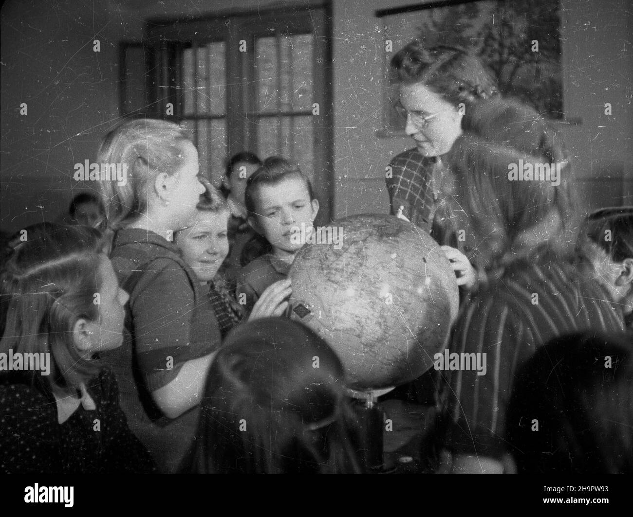 Kudowa Zdrój, 1949-03-07. W dniach 7-14 marca obchodzony jest Tydzieñ PrzyjaŸni Polsko-Czechos³owackiej. W Publicznej Szkole Powszechnej z czeskim jêzykiem nauczania dzieci maj¹ od dziœ specjalne zajêcia na ten temat. mw PAP Kudowa Zdroj, 7. März 1949. Die Woche der Polnisch-Tschechoslowakischen Freundschaft fand am 7. Und 14. März statt. Spezielle Kurse zu diesem Thema werden in einem örtlichen Gymnasium mit Tschechisch als Lehrsprache gehalten. mw PAP Stockfoto