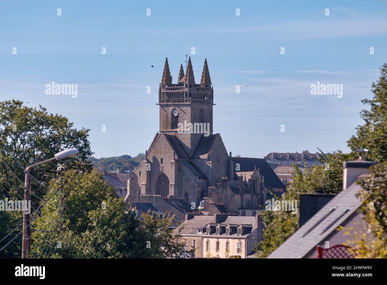Luftaufnahme der Kirche unserer Lieben Frau von der Himmelfahrt, (́Eglise Notre-Dame de l'Assomption) in Quimperlé, Bretagne. Stockfoto